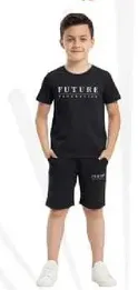 زي انيق باللون الاسود للاطفال يتضمن تي شيرت مكتوب عليه 'FUTURE' وشورتات متطابقه.