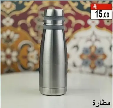 زجاجه ماء معزوله.
