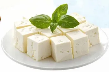 مكعبات جبنه طازجه مع لمسه من الريحان.
