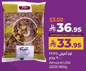 Almonds mix with cashews.