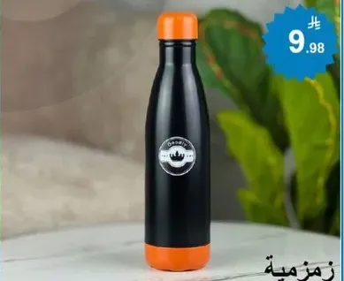 زجاجه ماء معزوله بتصميم انيق.