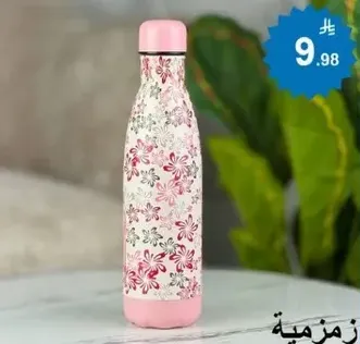 زجاجه ماء معزوله انيقه بتصميم زهور.