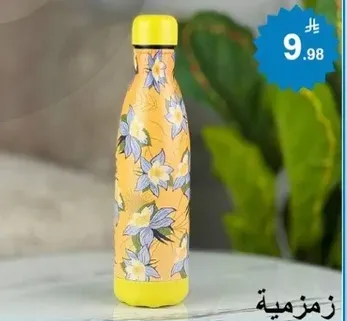 زجاجه ماء معزوله انيقه بتصميم زهور.