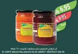 Grated carrots and beetroots in jars.