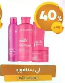 مجموعه من منتجات العنايه بالشعر تشمل الشامبو والبلسم والعلاج.