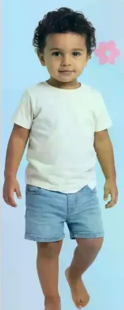 زي مريح وانيق للاطفال، يتكون من تي شيرت بسيط وشورت جينز.