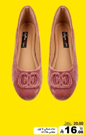 حذاء نسايي انيق بلون وردي جميل.