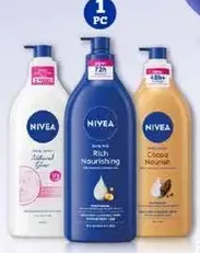 لوشن الجسم من نيفيا للحصول علي توهج طبيعي، تغذيه غنيه، وتغذيه كاكاو.