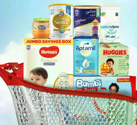 مجموعه من منتجات العنايه بالرضع بما في ذلك الحفاضات والحليب الصناعي والمناديل.