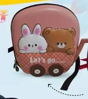 حقيبه ظهر لطيفه تحتوي علي تصميم ارنب ودب، مثاليه للاطفال.
