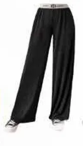 سروال واسع مريح باللون الاسود مناسب للارتداء غير الرسمي.
