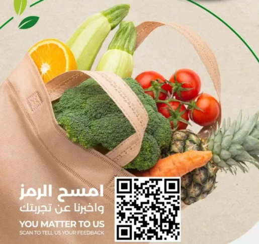 مجموعه متنوعه من الخضروات والفواكه الطازجه بما في ذلك البروكلي والكوسا والطماطم والاناناس والجزر.