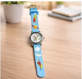 ساعه ملونه للاطفال بتصميم مرح يضم صواريخ وكواكب.