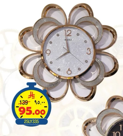 ساعه حايط زخرفيه مصممه بشكل زهره مع سطح لامع.