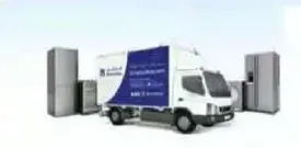 شاحنه توصيل محاطه بثلاجات.