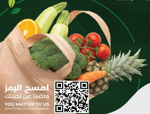 مجموعه متنوعه من الخضروات الطازجه بما في ذلك البروكلي والكوسا والجزر.