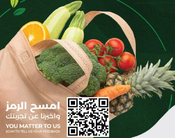 مجموعه متنوعه من الخضروات والفواكه الطازجه بما في ذلك البروكلي والطماطم والكوسا والبرتقال والجزر والاناناس.