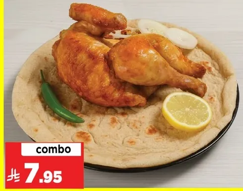 وجبه كومبو مع دجاج مشوي مقدمه علي خبز مسطح مع ليمون وفلفل اخضر.