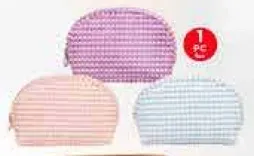 مجموعه من ثلاث حقايب تجميل انيقه بخطوط ورديه وزرقاء وبيضاء.