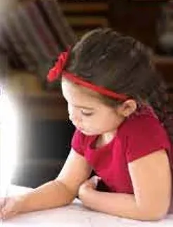 فتاه صغيره ترتدي قميصا احمر، مشغوله بالرسم او الكتابه.