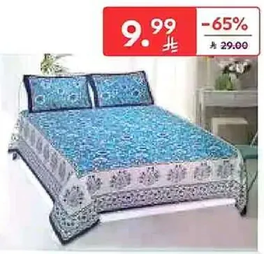 غطاء سرير مزخرف باللون الازرق مع اغطيه وسايد متطابقه.