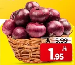 بصل احمر طازج في سله.