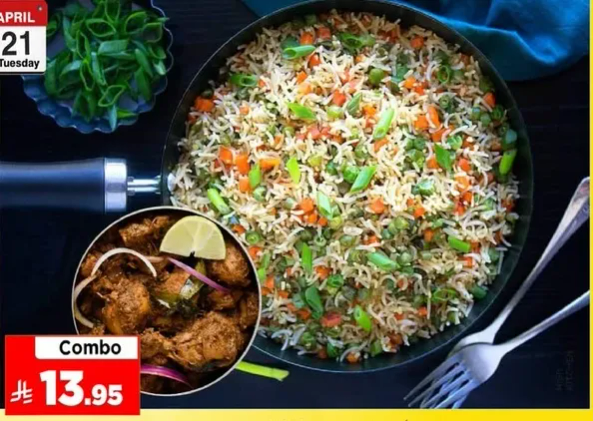 مجموعه لذيذه من الارز المقلي مع الخضار المختلطه والدجاج الحار.