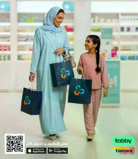 امراه وفتاه تتسوقان معا، تحملان الحقايب.