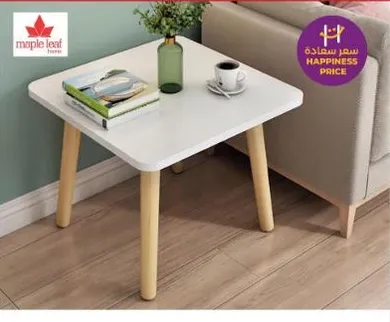 طاوله قهوه انيقه وعصريه بسطح ابيض وارجل خشبيه، مثاليه لاي غرفه معيشه.