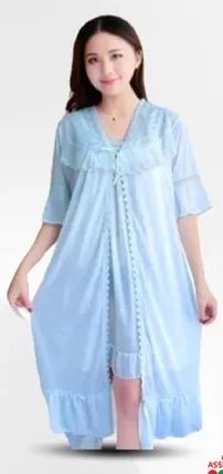 فستان نسايي جميل باللون الازرق الفاتح مع تفاصيل دقيقه.