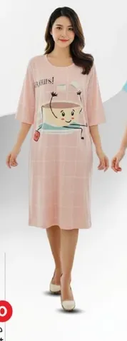 فستان نوم مريح ولطيف يتميز بتصميم مرح.