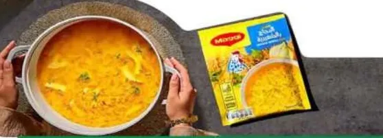 طبق نودلز لذيذ ومليء بالنكهات تم تحضيره بمزيج من التوابل والمكونات.