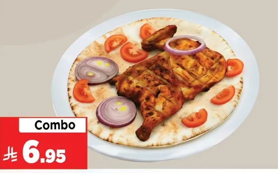 وجبه كومبو تتضمن دجاج مشوي مع خبز البيتا وخضروات طازجه.