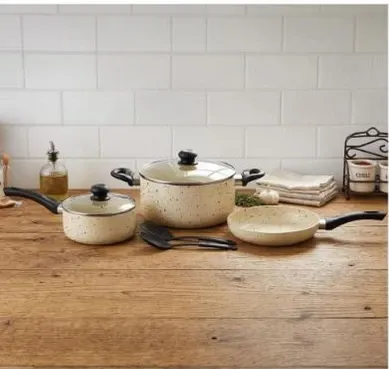 مجموعه من الاواني والمقالي بتصميم مرقط، مناسبه لاحتياجات الطهي المختلفه.