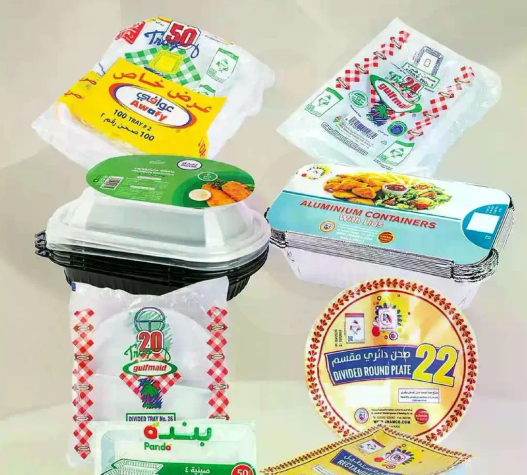 مجموعه من الحاويات والاطباق القابله للاستخدام لمره واحده لتخزين الطعام وتقديمه.
