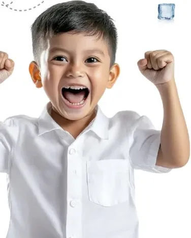 طفل سعيد يحتفل بايد مرفوعه.