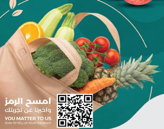 مجموعه متنوعه من الفواكه والخضروات الطازجه بما في ذلك البروكلي والكوسا والطماطم والاناناس والجزر.