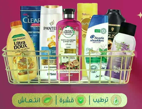 مجموعه من منتجات العنايه بالشعر بما في ذلك الشامبو والبلسم.